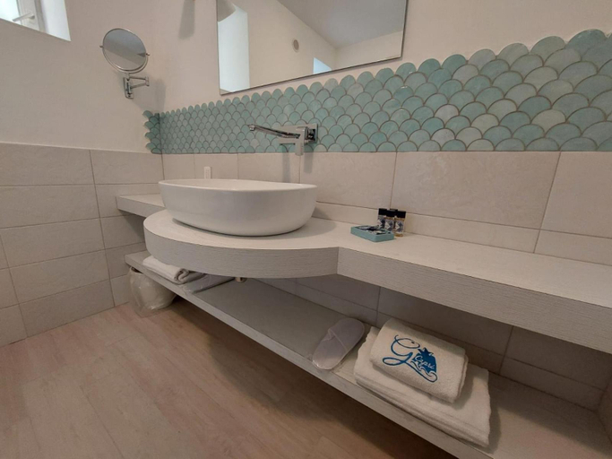 Bathroom 4, Hotel Guarracino, Napoli
