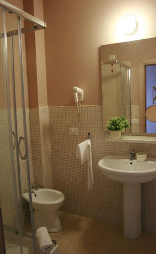 Bathroom 3, Ankon Hotel, Ancona