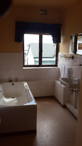 Bathroom 4, Victoria Hotel, Overberg