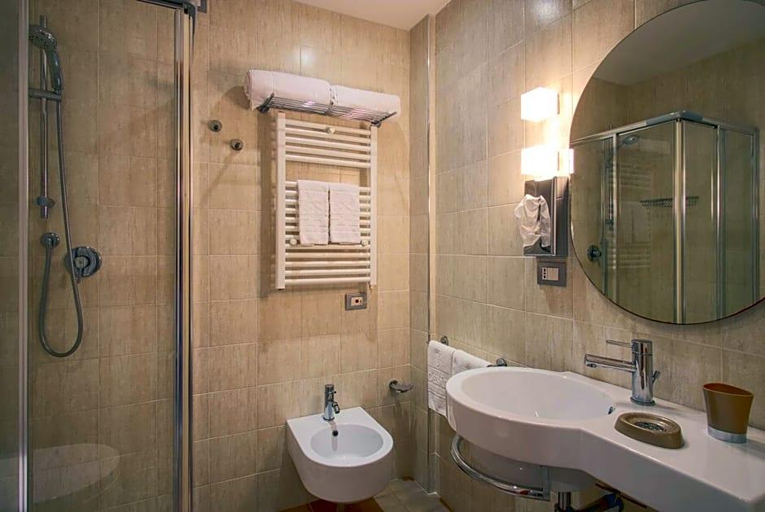 Bathroom 5, Hotel Caesar Residence & Spa, Lucca
