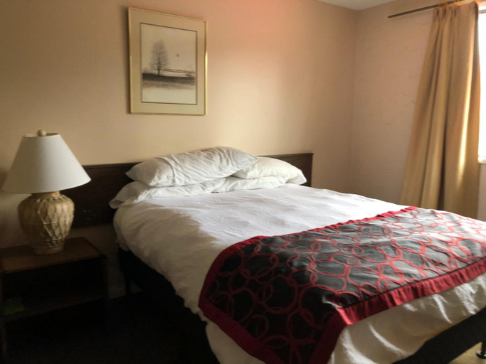 Bedroom 5, Villagers Inn, Kootenay Boundary