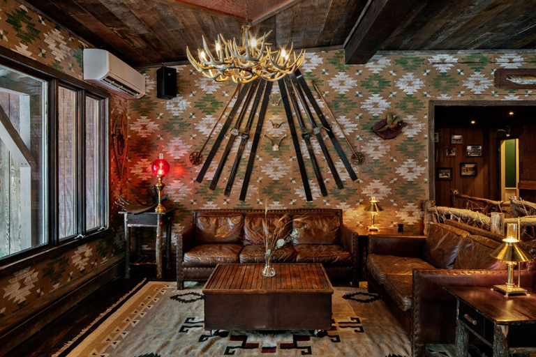 Public Area, Urban Cowboy Lodge, Ulster