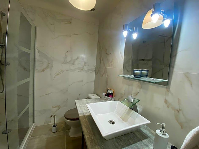 Bathroom 5, Hotel Carina, Vaucluse