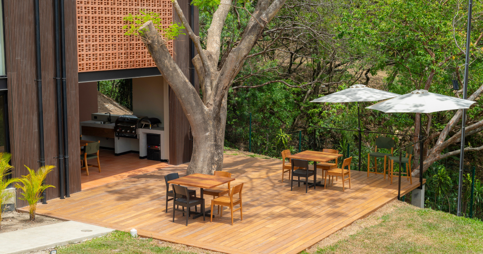 Terrace 3, Bee Suites Santa Ana, Santa Ana
