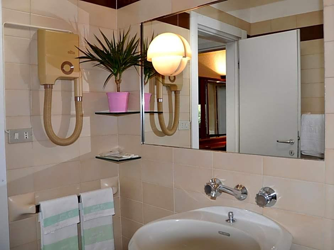 Bathroom 4, Golf Hotel, Milano