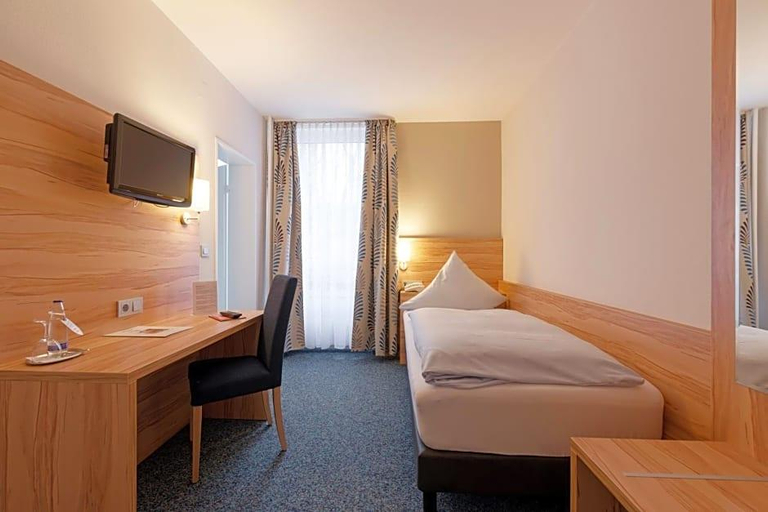 Bedroom 1, Alfa Hotel, Saarpfalz-Kreis
