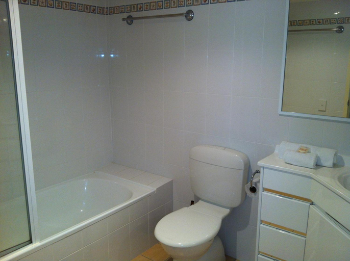 Bathroom 5, Carool Holiday Apartments, Gold Coast