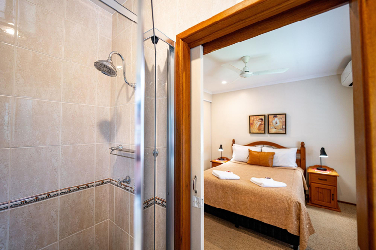 Room 5, Birds N Bloom Cottages, Eacham