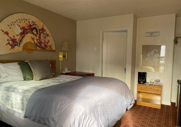Bedroom 4, Monte Bianco Inn, Siskiyou