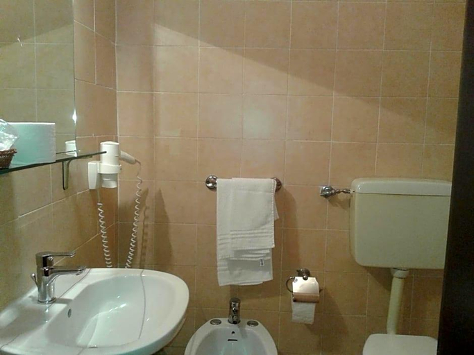 Bathroom 4, Hotel Eden, Modena