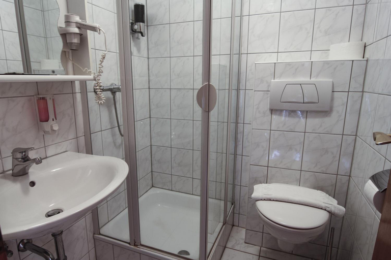 Bathroom 4, Hotel Strand-café, Neuwied