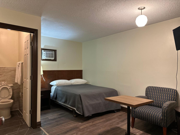 Bedroom 2, Cedar Springs Motel, Halton