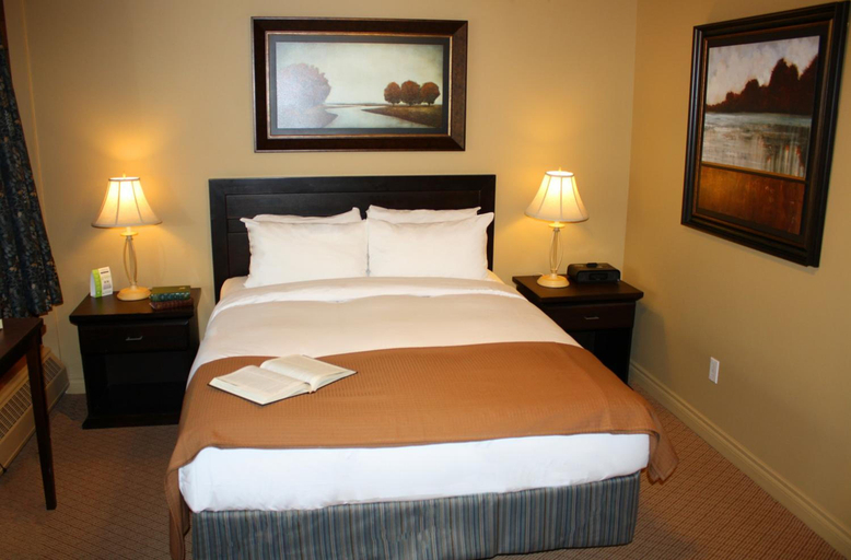 Bedroom 3, Overlander Mountain Lodge, Division No. 14