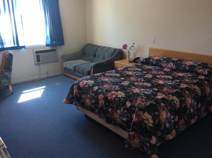 Bedroom 5, Rainbow Motel, Division No. 8