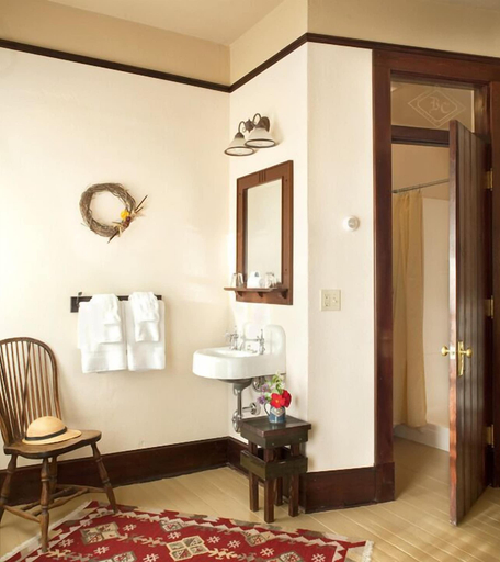 Bathroom, Belton Chalet, Flathead