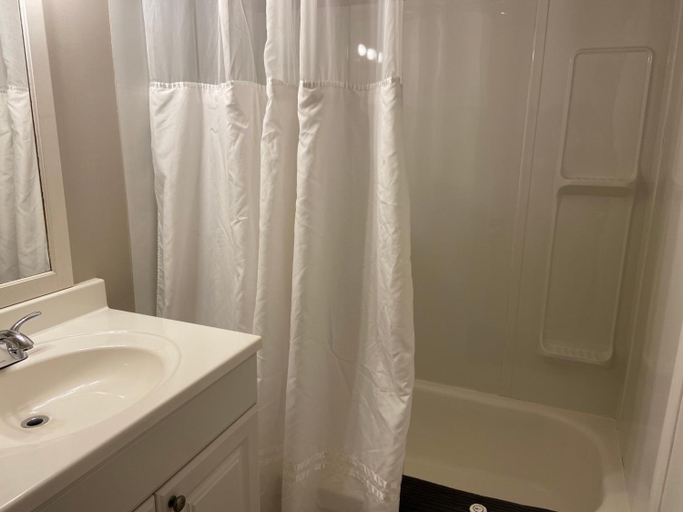 Bathroom 5, Monashee Lodge, Columbia-Shuswap