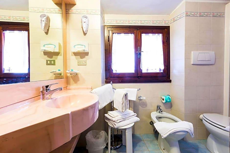 Bathroom 4, Hotel Sonia, Lucca