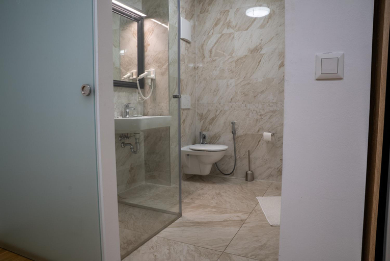 Bathroom 3, Hotel Restaurant Valley Rose, Wien