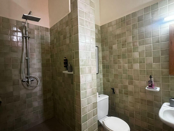 Bathroom 3, Principauté, Dakar