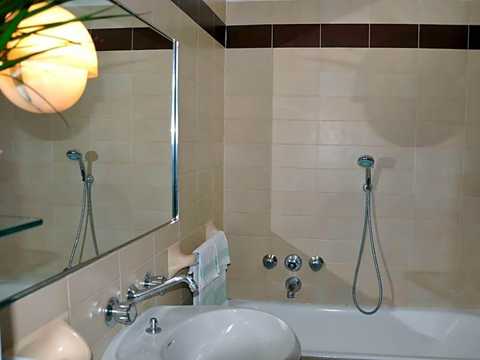 Bathroom 4, Golf Hotel, Milano