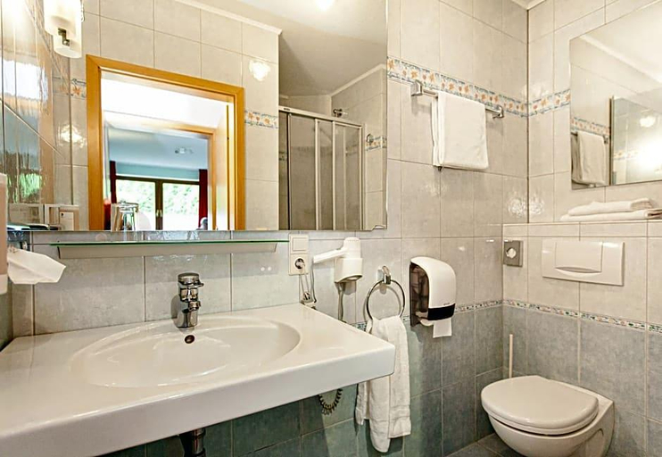 Bathroom 4, Landgasthof Tv Nnes, Oberbergischer Kreis