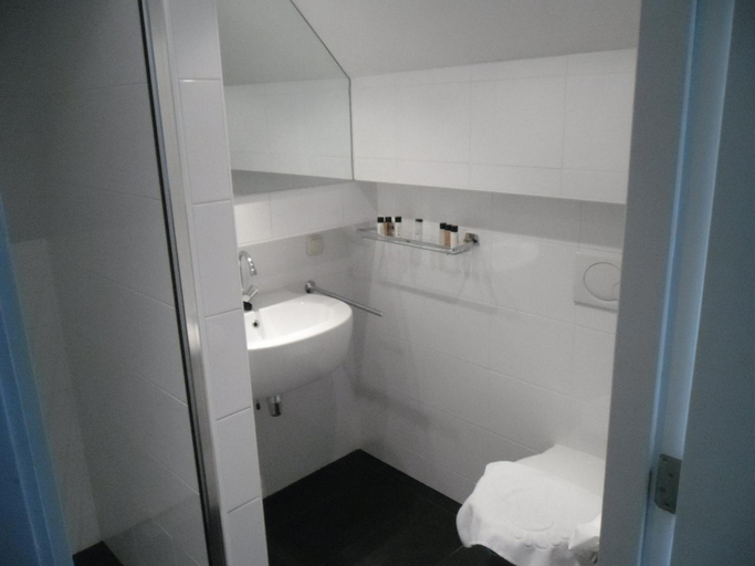 Bathroom 4, T Veerhuys, Buren