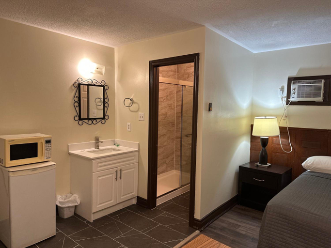 Bathroom 5, Cedar Springs Motel, Halton