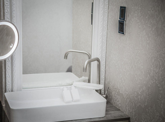 Bathroom 5, Summer Night, Tainan