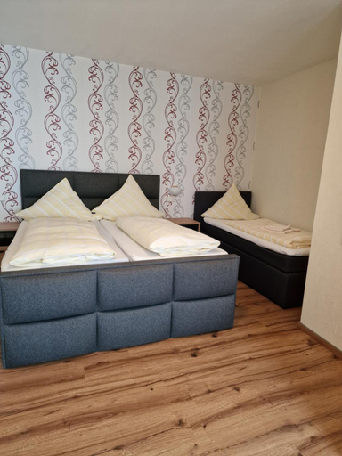 Bedroom 3, Hotel Weinhaus Am Stiftstor, Cochem-Zell