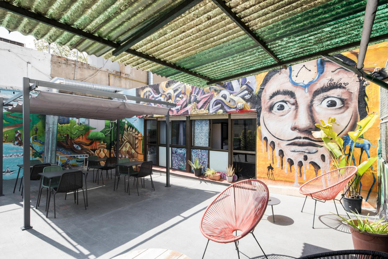 Food & Drinks 5, No Limit Hostel Graffiti, Barcelona