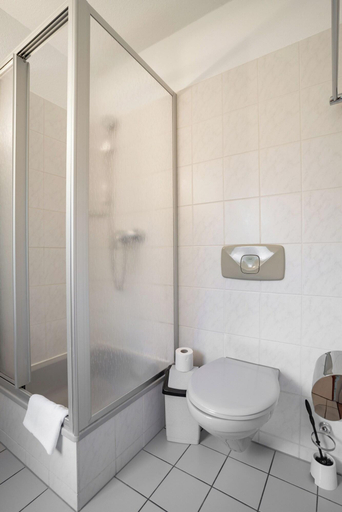 Bathroom 5, Waldhotel Schöneiche - Self-Check-in, Oder-Spree