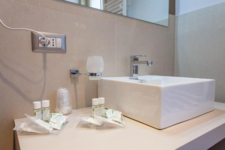 Bathroom 4, Five Rooms Brolo, Messina