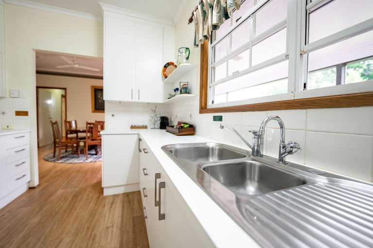 Room 2, Birds N Bloom Cottages, Eacham