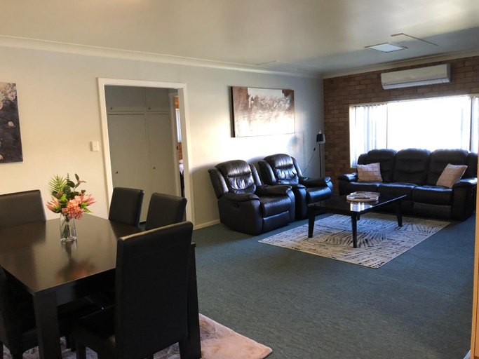 General view 3, Jackie Howe Motel, Warwick - Central