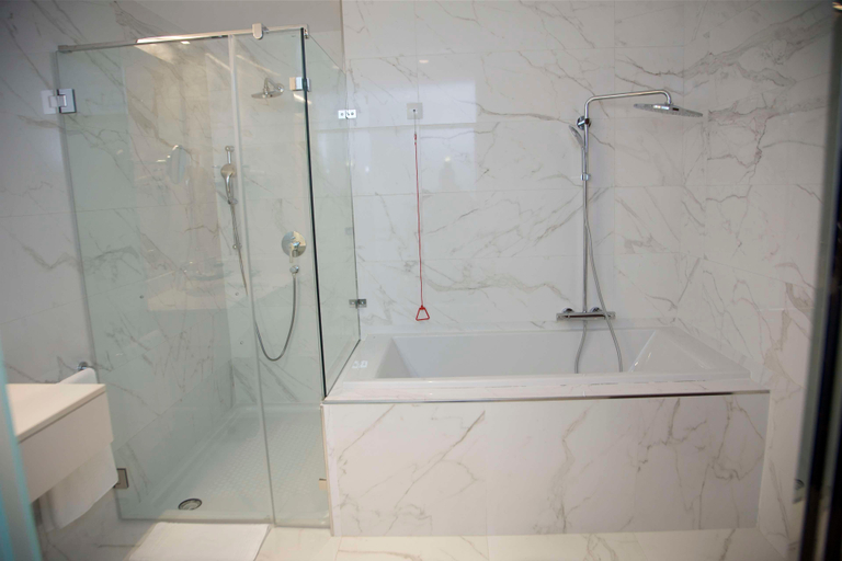 Bathroom 4, Hotel Continental Horizonte, Maianga