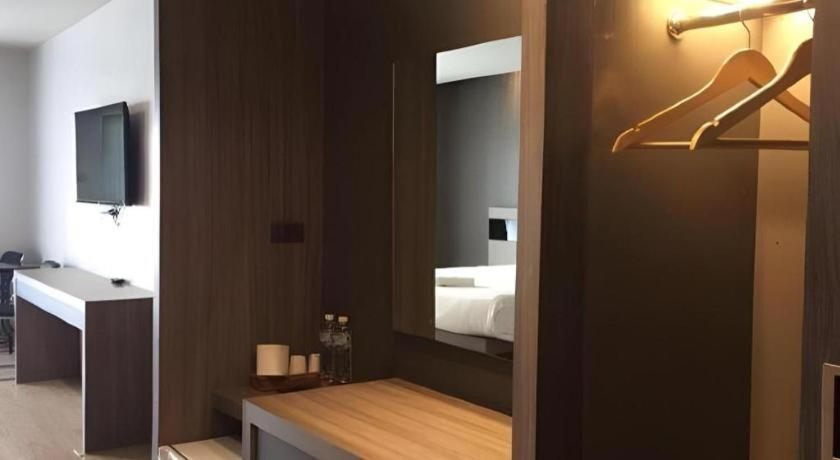 Others 5, Melodi Hotel Dannok, Sadao