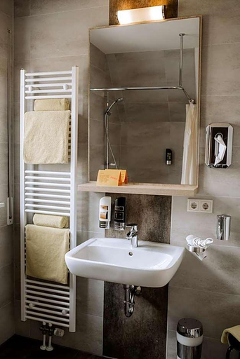 Bathroom 5, Landhotel Gary, Ansbach