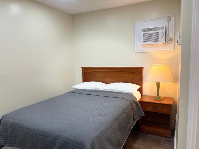 Bedroom 2, Cedar Springs Motel, Halton
