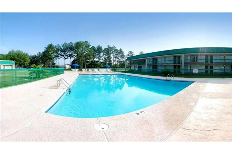 Pool 5, Travelers Inn By OYO US-441, Coffee