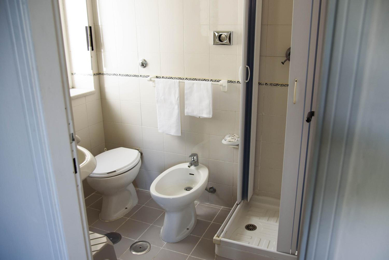 Bathroom 4, Hotel Calypso, Napoli