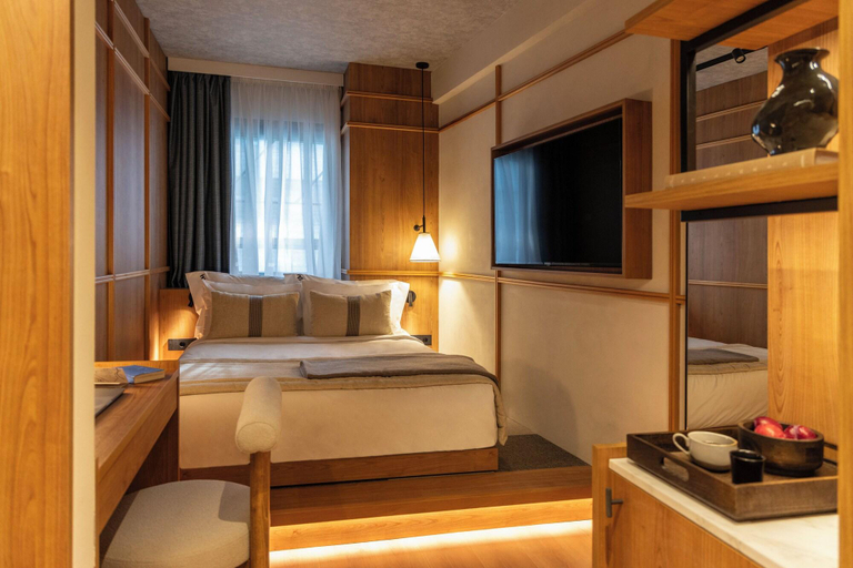 Room 5, Darya - J, Attica