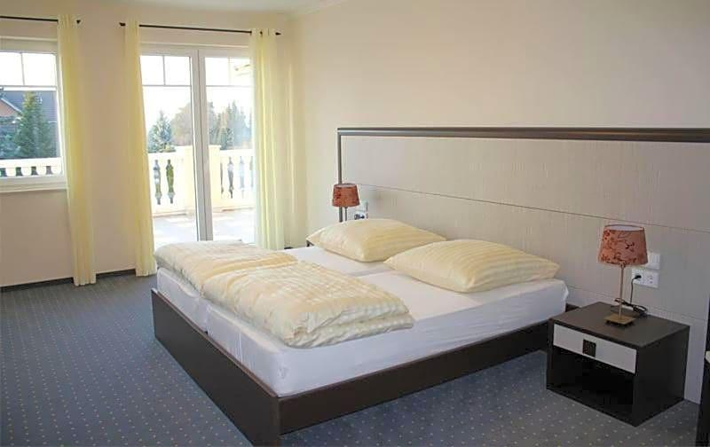 Bedroom 4, Hotel Helena, Harburg