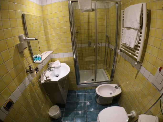 Bathroom 3, Hotel Ausonia, Napoli