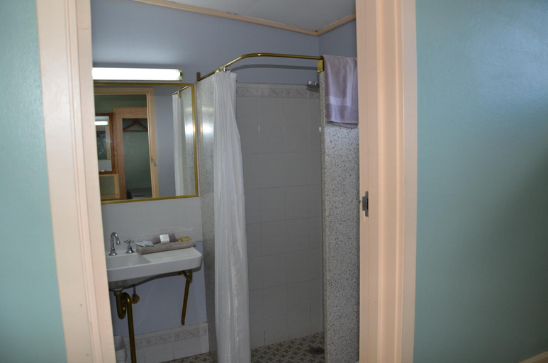 Bathroom 3, Warwick Motor Inn, Warwick - Central