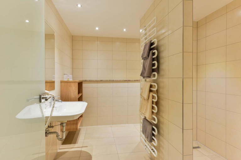 Bathroom 4, Hotel Sixt, Kelheim