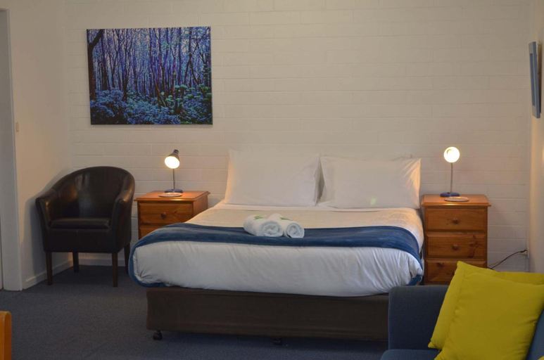 Bedroom 2, Alpine Riverside Cottages, Alpine - East