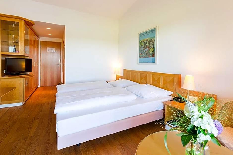 Bedroom 1, Golfhotel Restaurant Lindenhof, Wetteraukreis