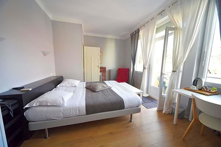 Bedroom 1, Cafe De Paris, Aveyron