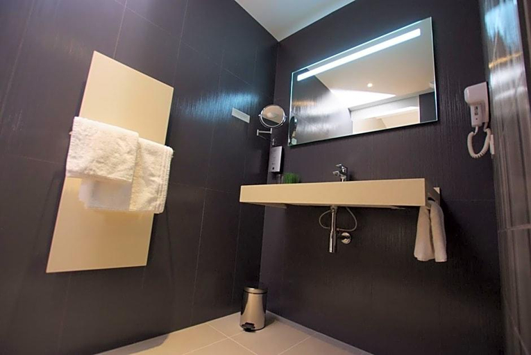 Bathroom 4, Le Privilv®ge, Ille-et-Vilaine
