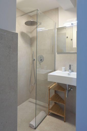 Bathroom 5, Carrubia, Lecce